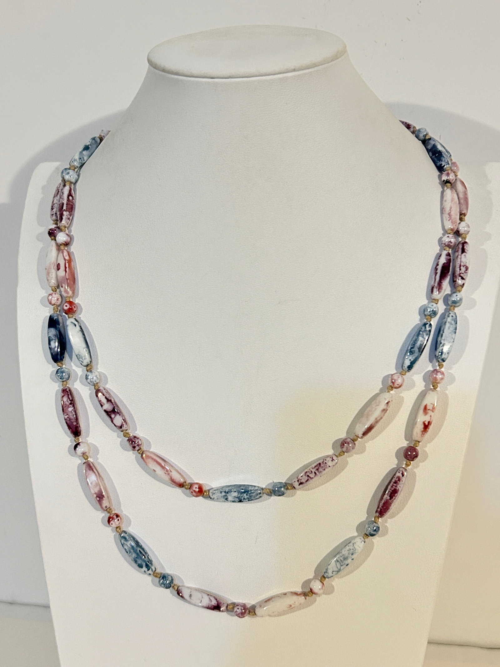 Vintage swirl beaded Necklace Sz 40": Vintage swirl beaded Necklace Sz 40" Please view all photos as they are part of the description and condition of this Item, Feel free to contact me with questions or picture requests! Used Item AS IS