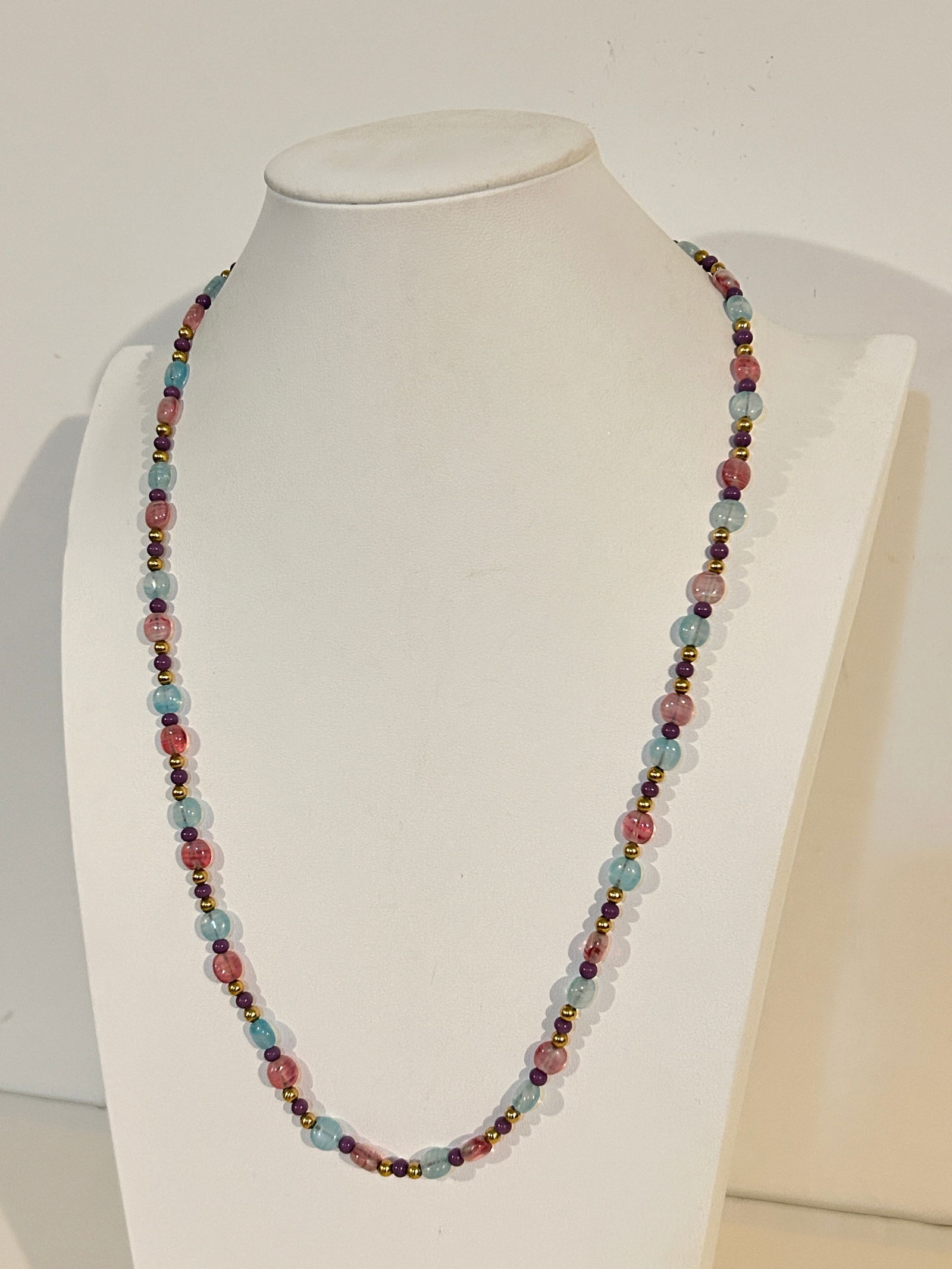 Vintage beaded Monet Necklace Sz 25": Vintage beaded Monet Necklace Sz 25" Please view all photos as they are part of the description and condition of this Item, Feel free to contact me with questions or picture requests! Used Item AS IS