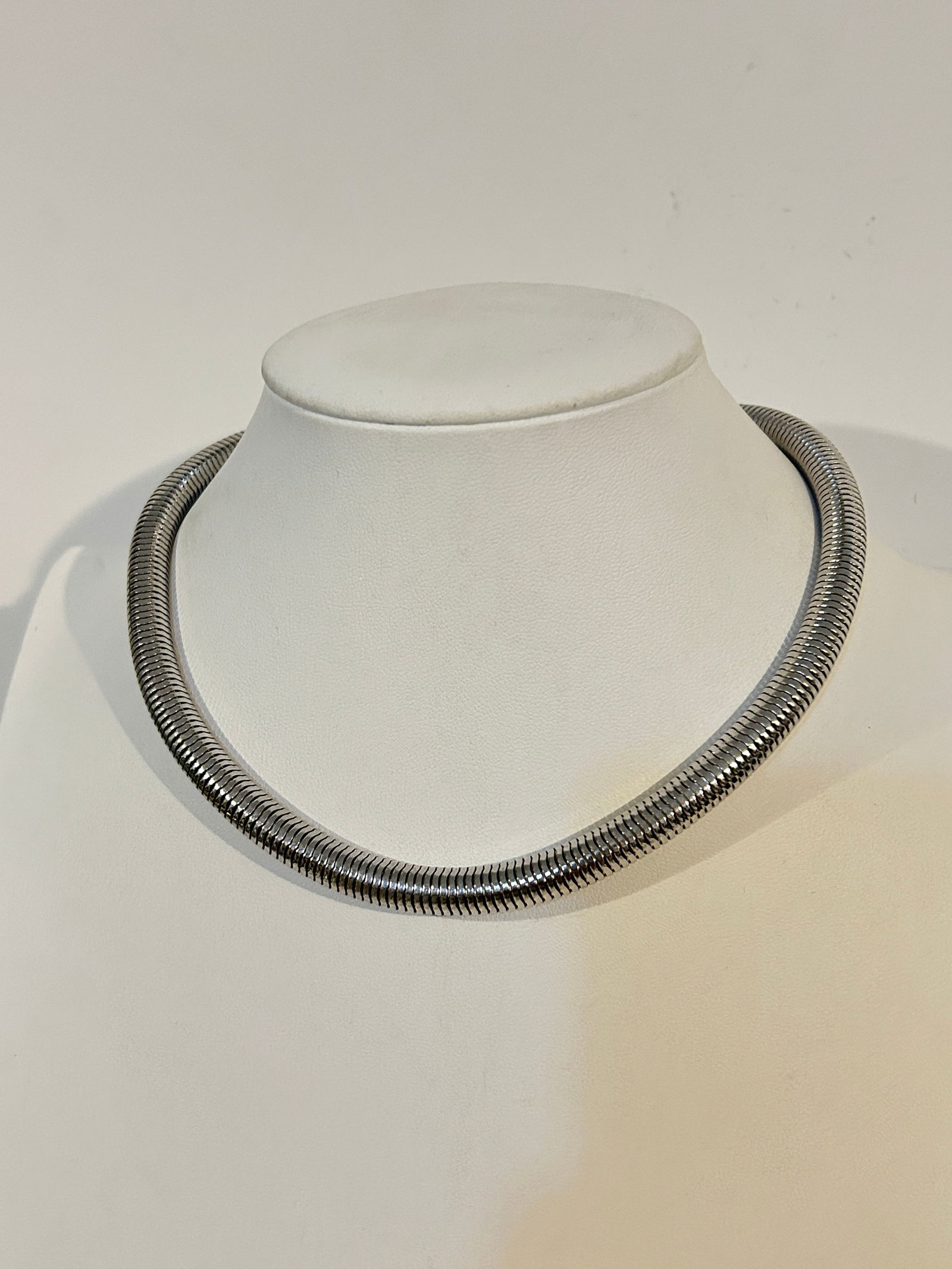 Vintage Monet choker Necklace Sz 14": Vintage Monet choker Necklace Sz 14" Please view all photos as they are part of the description and condition of this Item, Feel free to contact me with questions or picture requests! Used Item AS IS