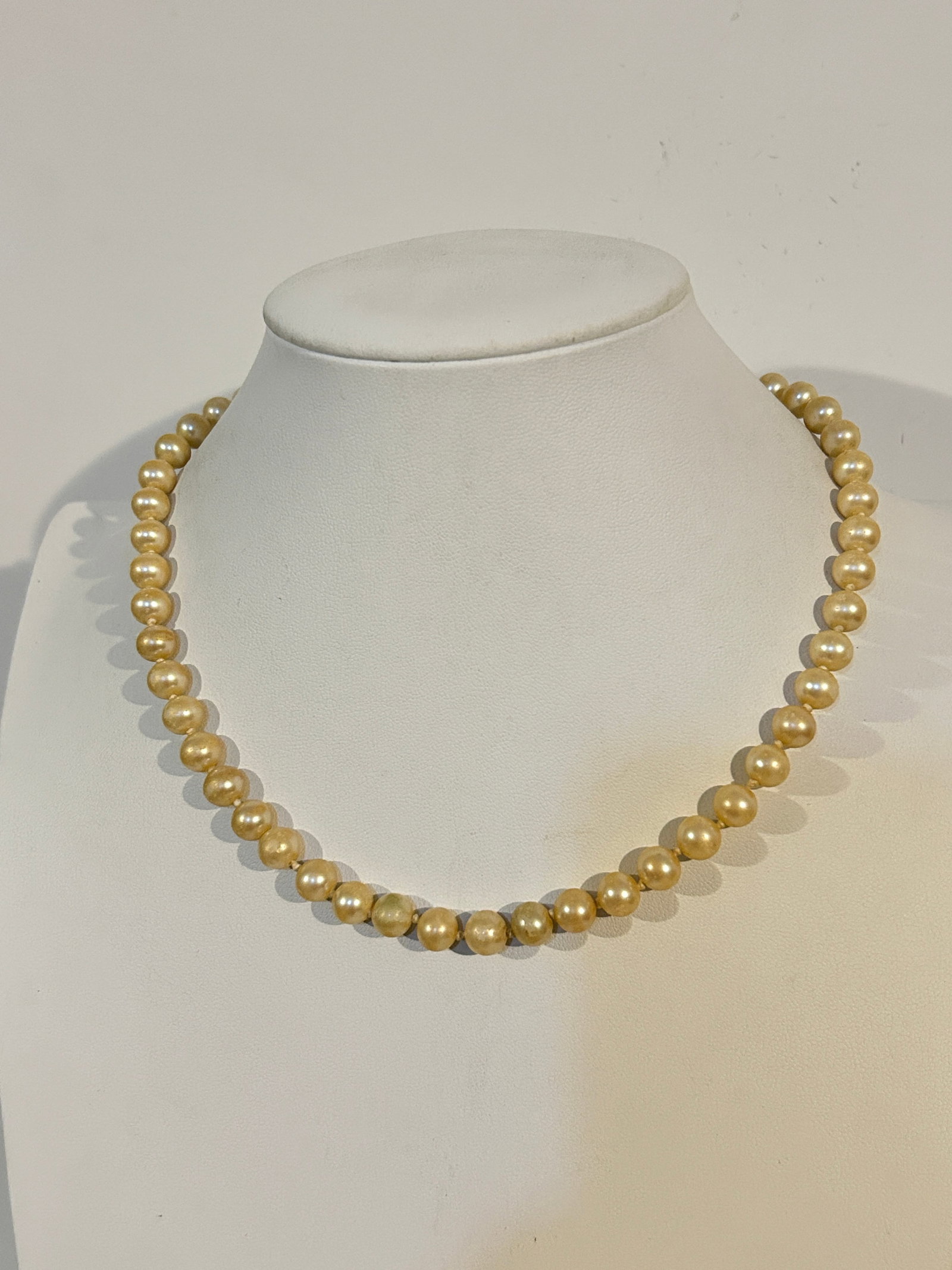 Vintage japan beaded pearl Necklace Sz 16": Vintage japan beaded pearl Necklace Sz 16" Please view all photos as they are part of the description and condition of this Item, Feel free to contact me with questions or picture requests! Used Item 