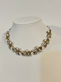 Vintage white enamel Coro floral Necklace Sz 14"