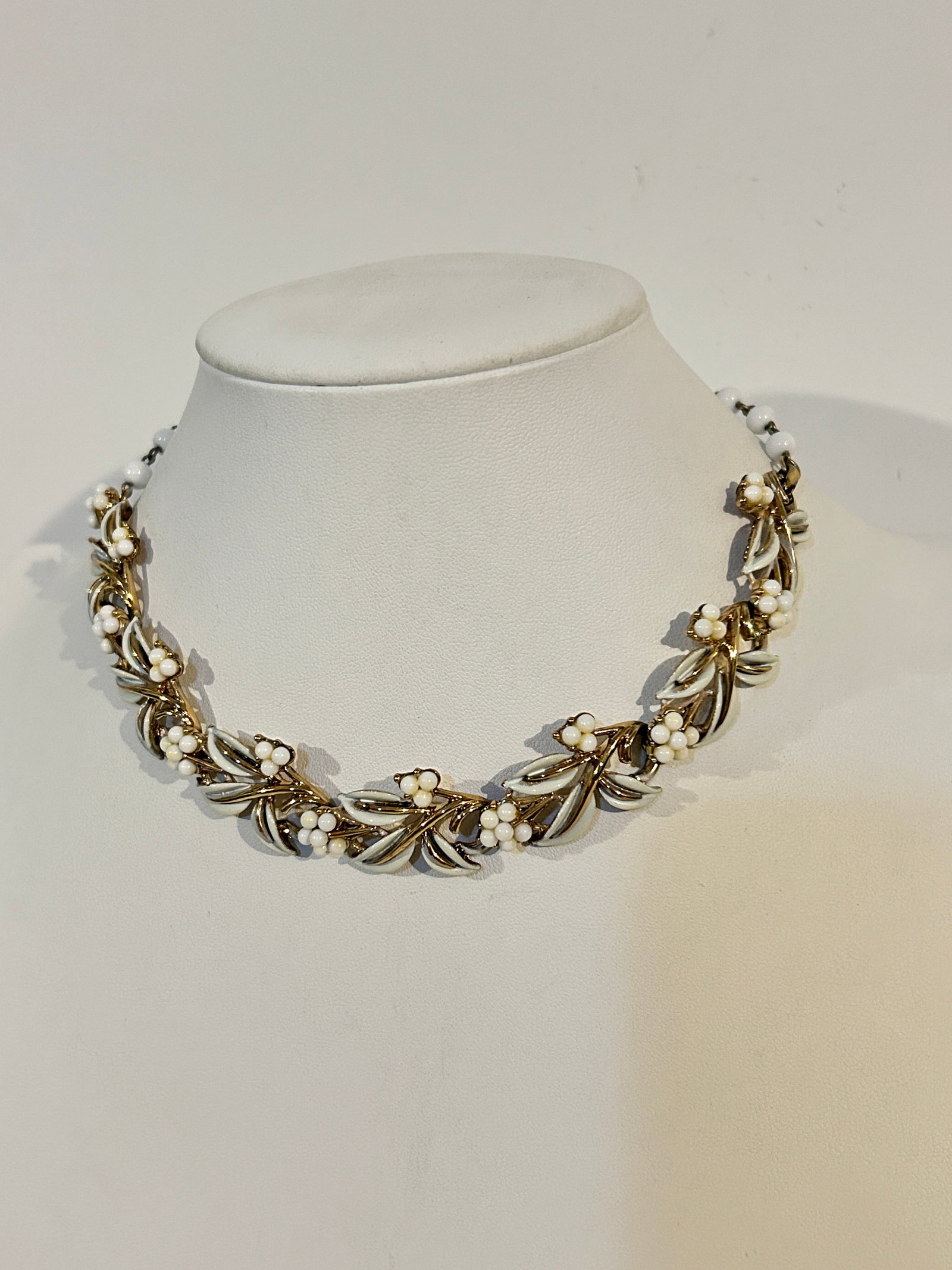 Vintage white enamel Coro floral Necklace Sz 14": Vintage white enamel Coro floral Necklace Sz 14" Please view all photos as they are part of the description and condition of this Item, Feel free to contact me with questions or picture requests! Used