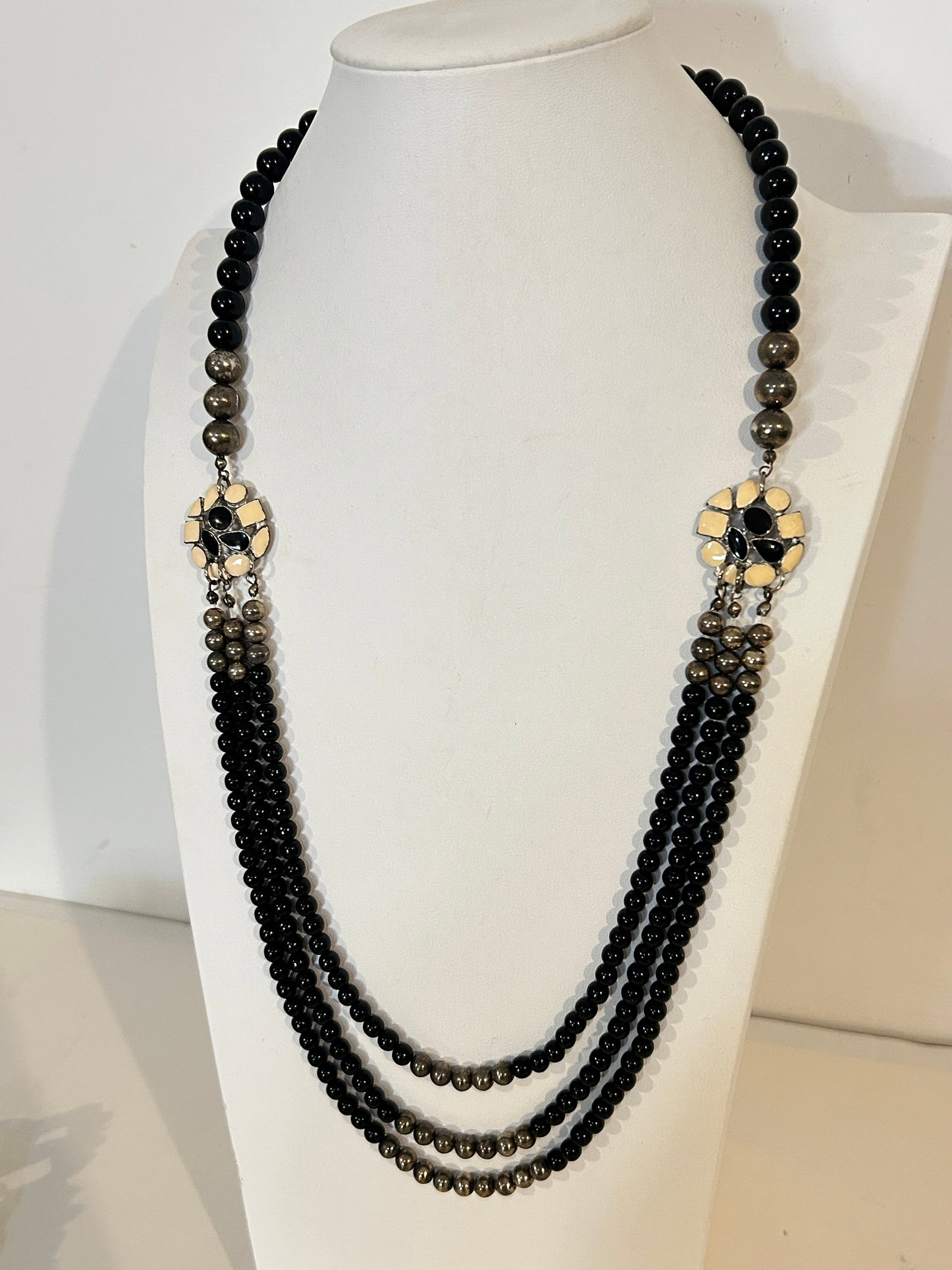 Vintage onyz beaded floral Necklace Sz 26": Vintage onyz beaded floral Necklace Sz 26" Please view all photos as they are part of the description and condition of this Item, Feel free to contact me with questions or picture requests! Used Item 