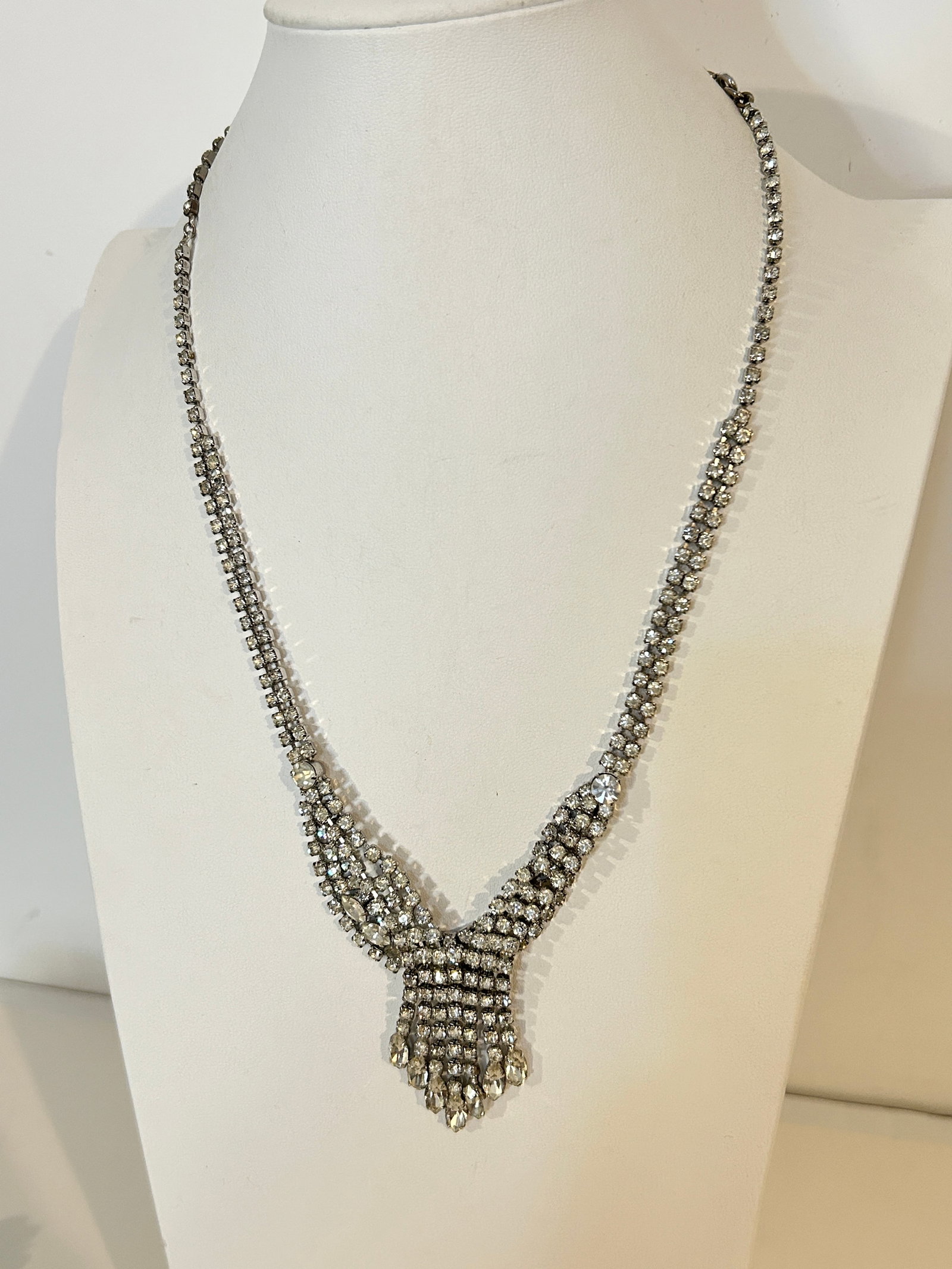 Vintage rhinestone elegant Necklace Sz 22": Vintage rhinestone elegant Necklace Sz 22" Please view all photos as they are part of the description and condition of this Item, Feel free to contact me with questions or picture requests! Used Item 