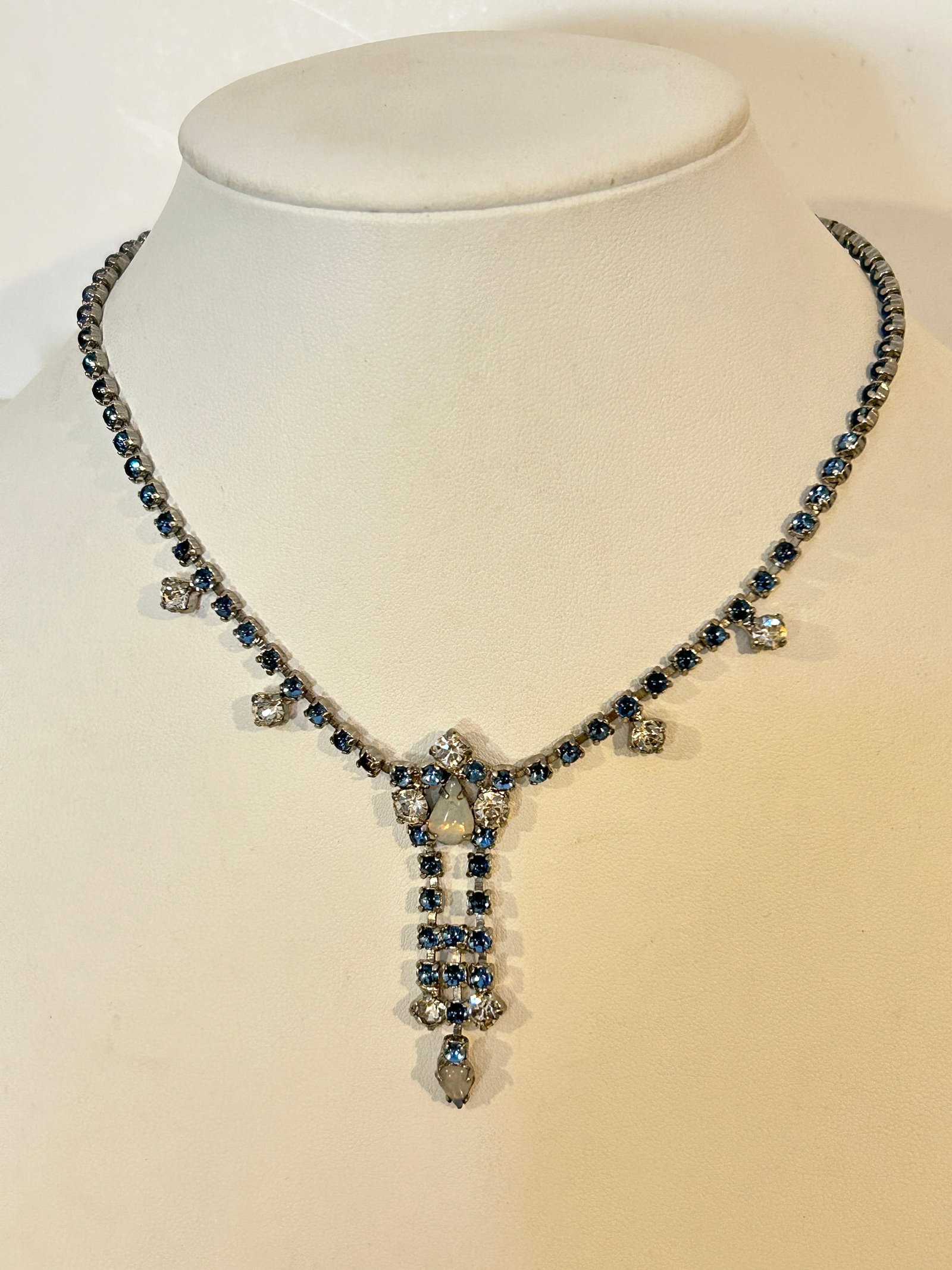 Vintage rhinestone opal elegant Necklace Sz 12": Vintage rhinestone opal elegant Necklace Sz 12" Please view all photos as they are part of the description and condition of this Item, Feel free to contact me with questions or picture requests! Used 