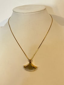 Vintage Avon gold tone shell pendant Necklace Sz 15"