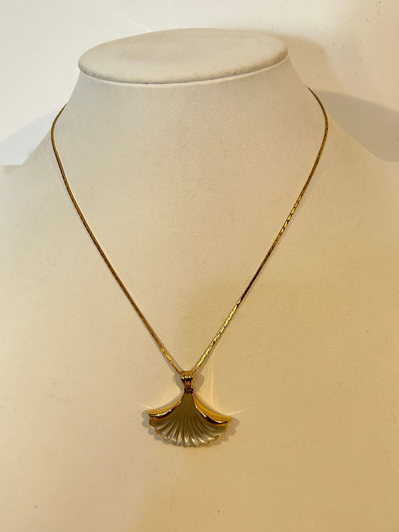 Vintage Avon gold tone shell pendant Necklace Sz 15" (1 of 5)