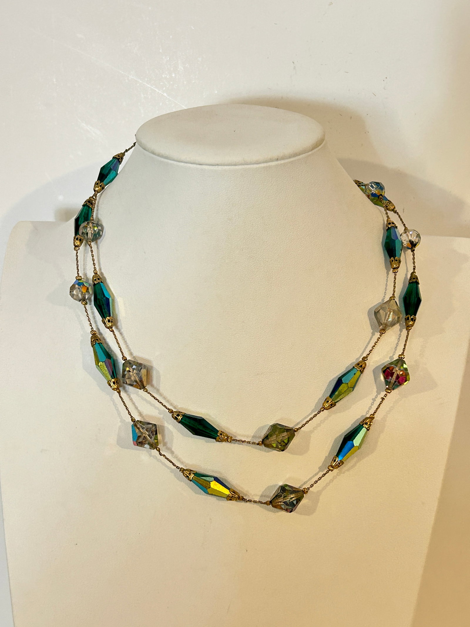 Vintage Vendom beaded crystal Necklace Sz 14": Vintage Vendom beaded crystal Necklace Sz 14" Please view all photos as they are part of the description and condition of this Item, Feel free to contact me with questions or picture requests! Used It