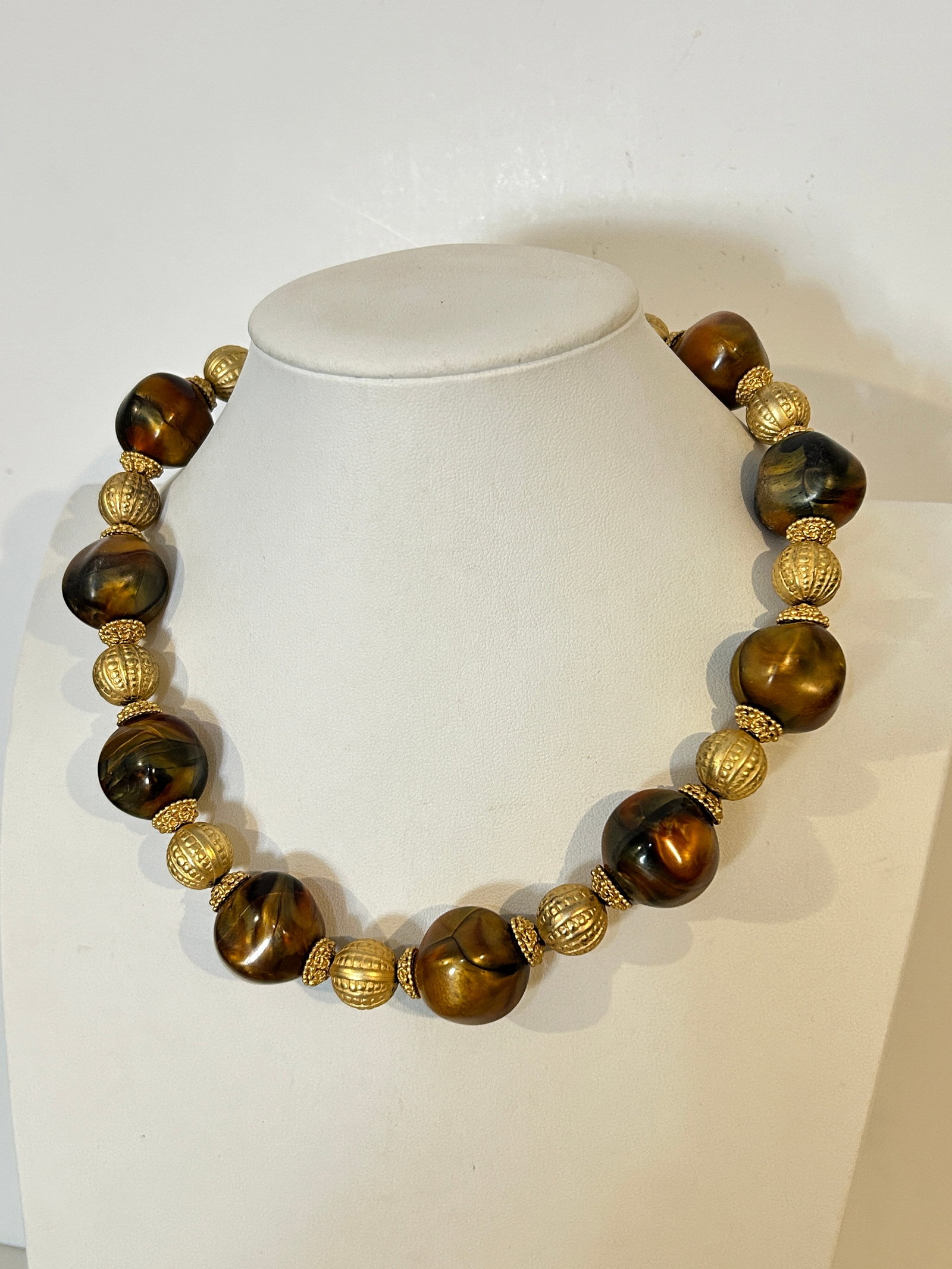 Vintage VCLM beaded Necklace Sz 16": Vintage VCLM beaded Necklace Sz 16" Please view all photos as they are part of the description and condition of this Item, Feel free to contact me with questions or picture requests! Used Item AS IS