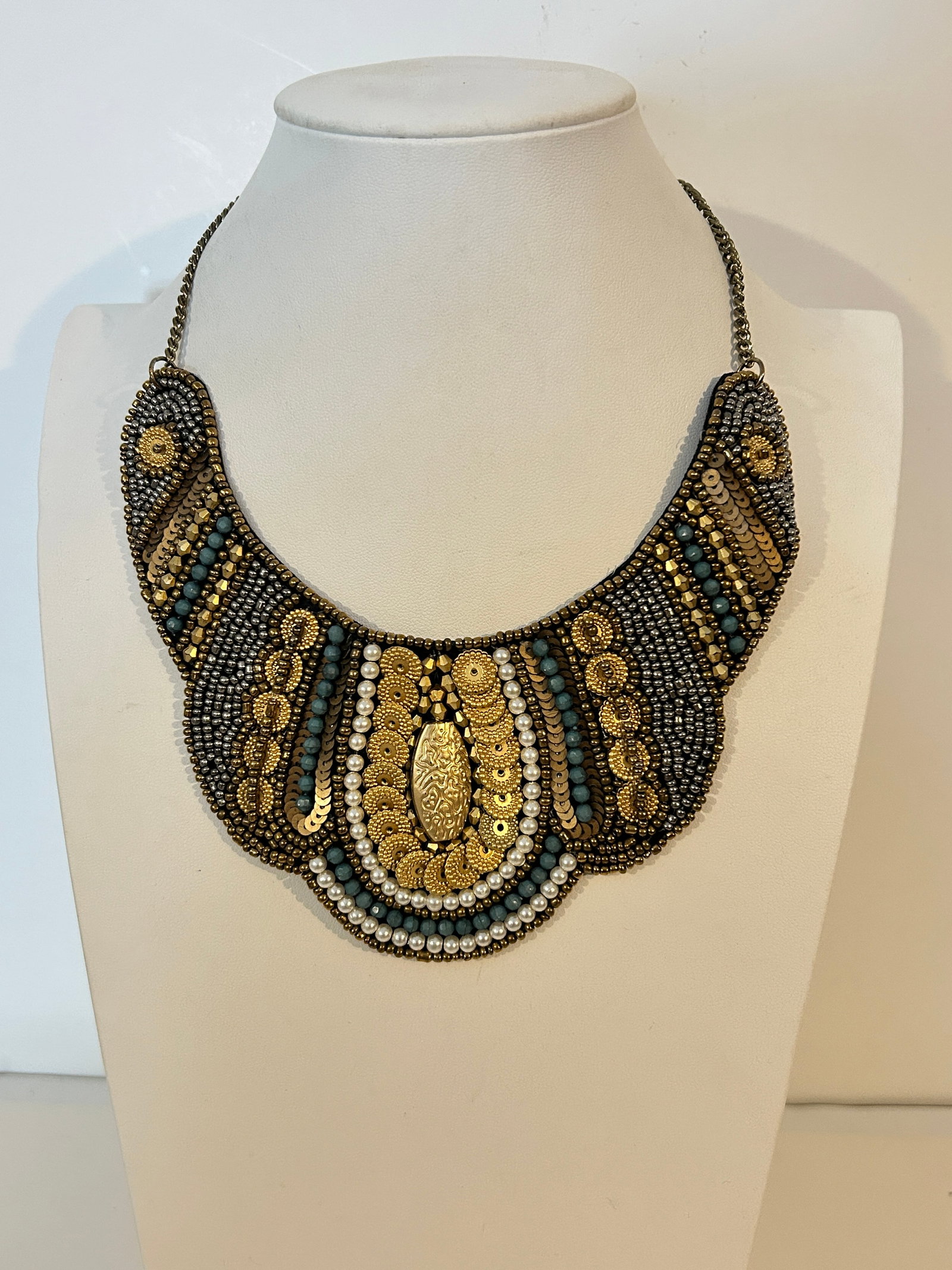 Vintage Elegant beaded Necklace Sz 12": Vintage Elegant beaded Necklace Sz 12" Please view all photos as they are part of the description and condition of this Item, Feel free to contact me with questions or picture requests! Used Item AS I