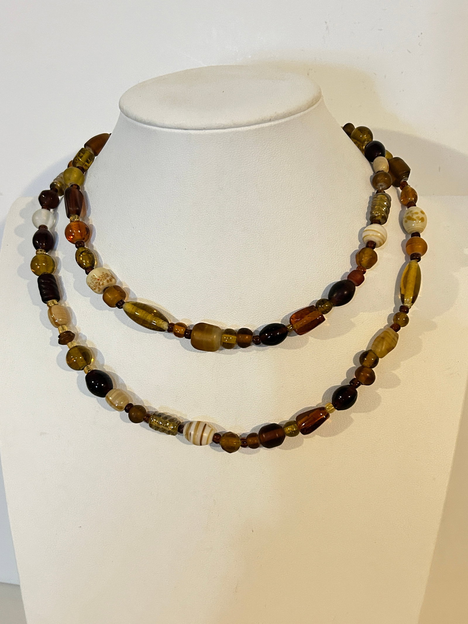 Vintage glass beaded Necklace Sz 36": Vintage glass beaded Necklace Sz 36" Please view all photos as they are part of the description and condition of this Item, Feel free to contact me with questions or picture requests! Used Item AS IS