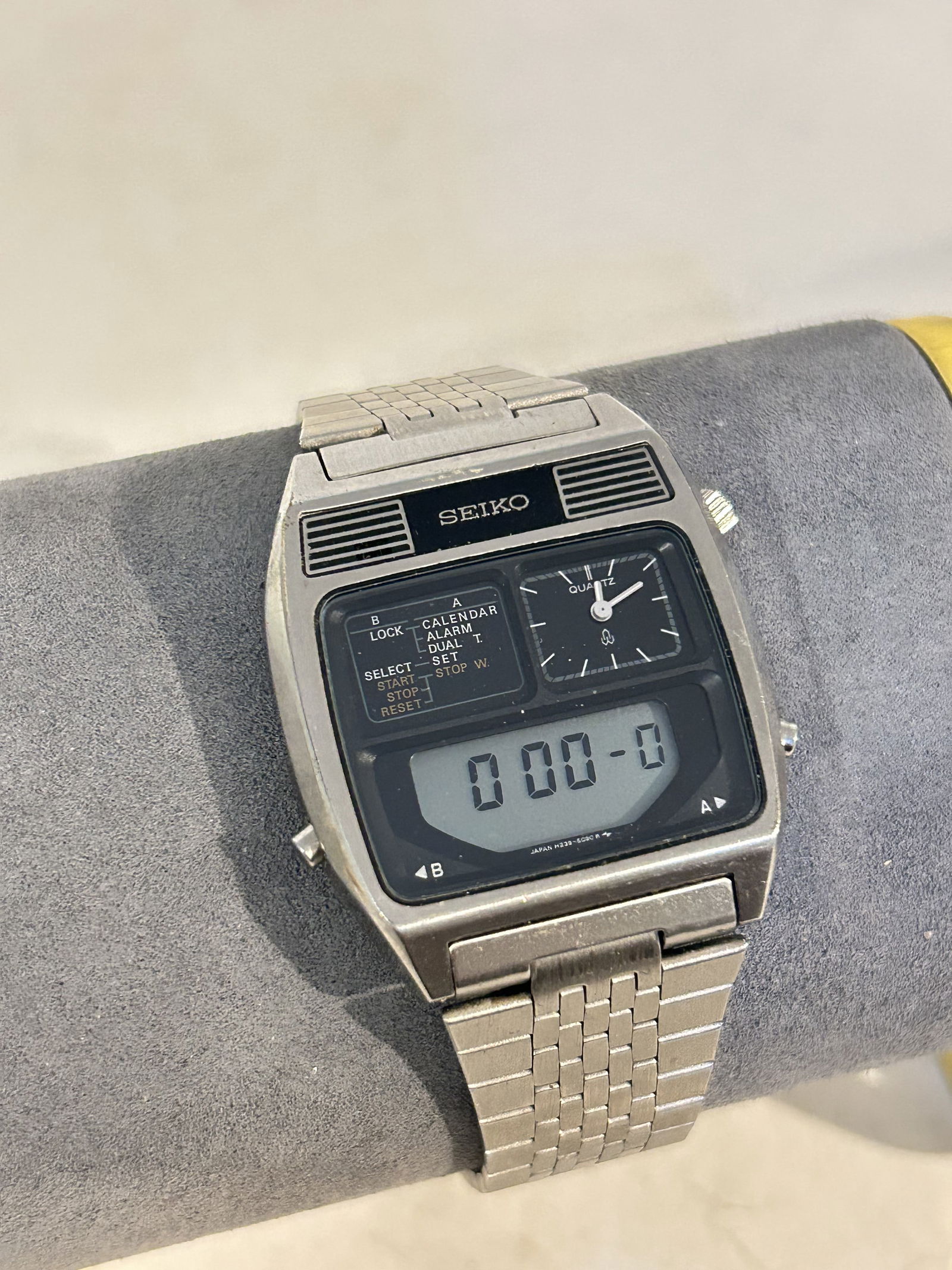 Seiko H239-5080 Ana-Digi Dual Time Chronograph Quartz LCD Watch works great!!!!: Seiko H239-5080 Ana-Digi Dual Time Chronograph Quartz LCD Watch works great!!!! Please view all photos as they are part of the description and condition of this Item, Feel free to contact me with ques