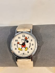 Vintage Bradley Walt Disney Mickey Mouse Watch 23 Wind Up runs great!!! White band