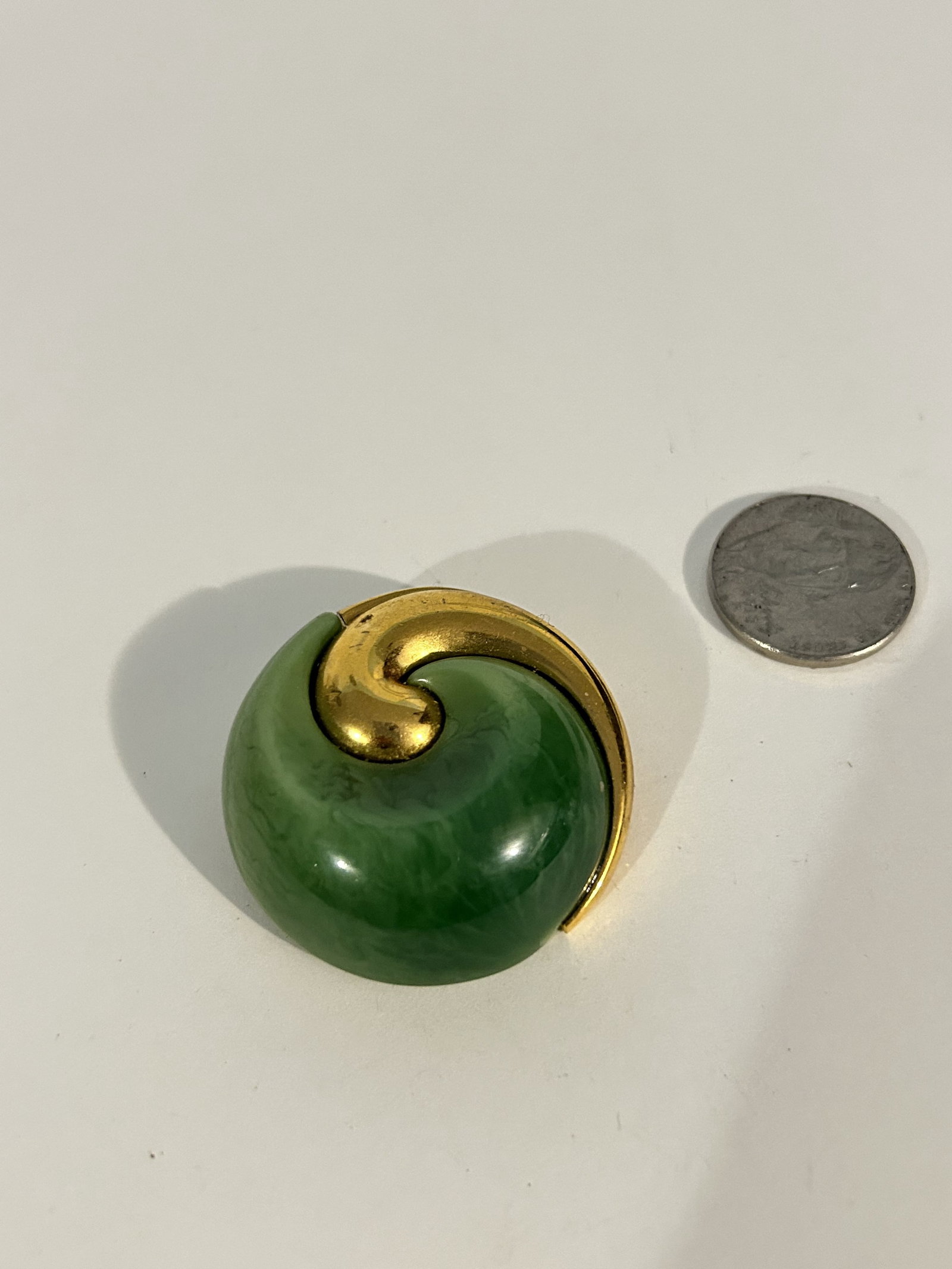 Vintage Brooch Trifari Green swirle old brooch: Vintage Brooch Trifari Green swirle old brooch Please view all photos as they are part of the description and condition of this Item, Feel free to contact me with questions or picture requests! Used I