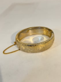Vintage hinged gold tone etched Bracelet Sz 7