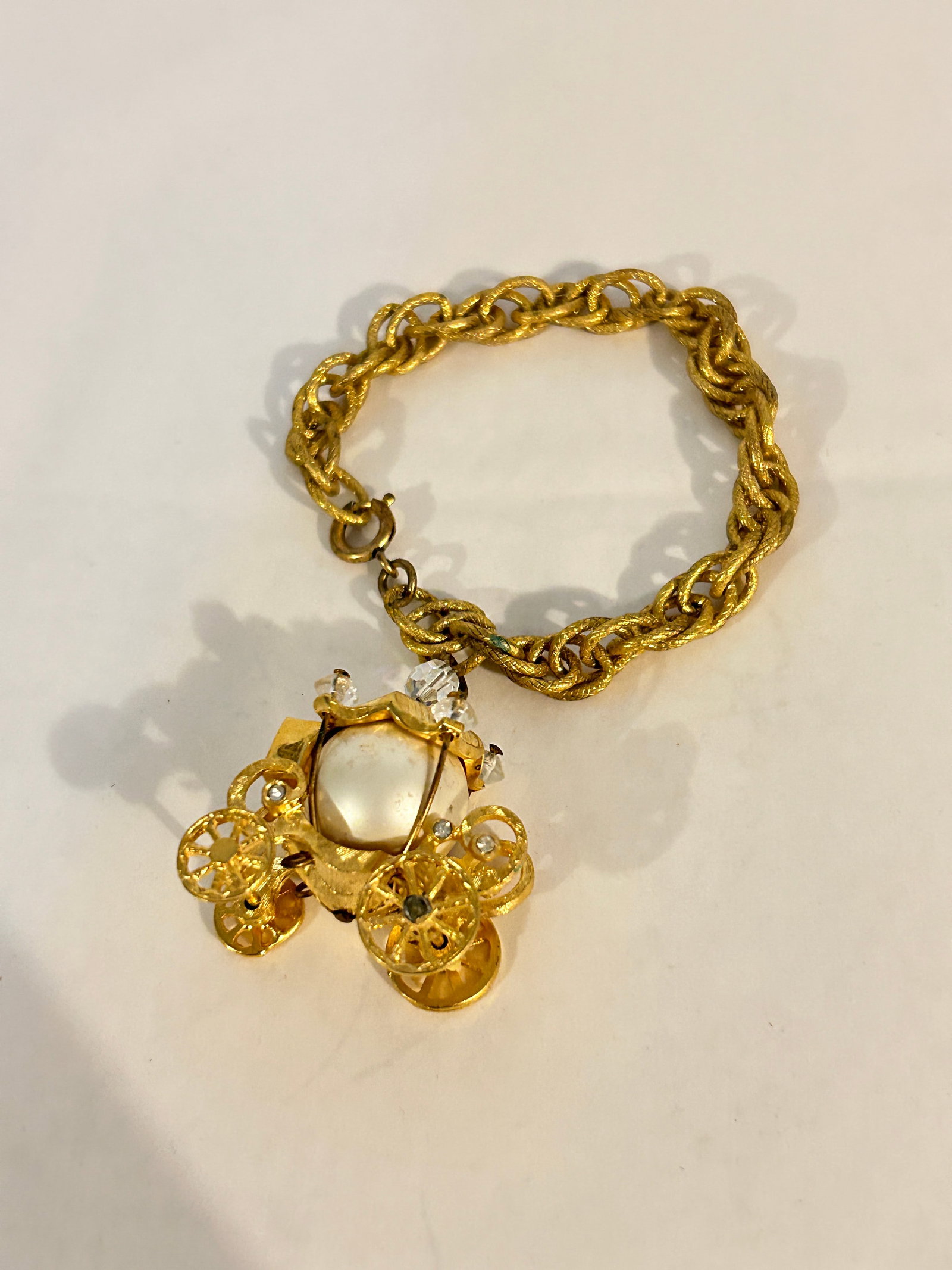 Vintage gold tone wagon pendant Bracelet Sz 7: Vintage gold tone wagon pendant Bracelet Sz 7 Please view all photos as they are part of the description and condition of this Item, Feel free to contact me with questions or picture requests! Used It