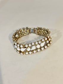 Vintage milk glass  Bracelet Sz 6