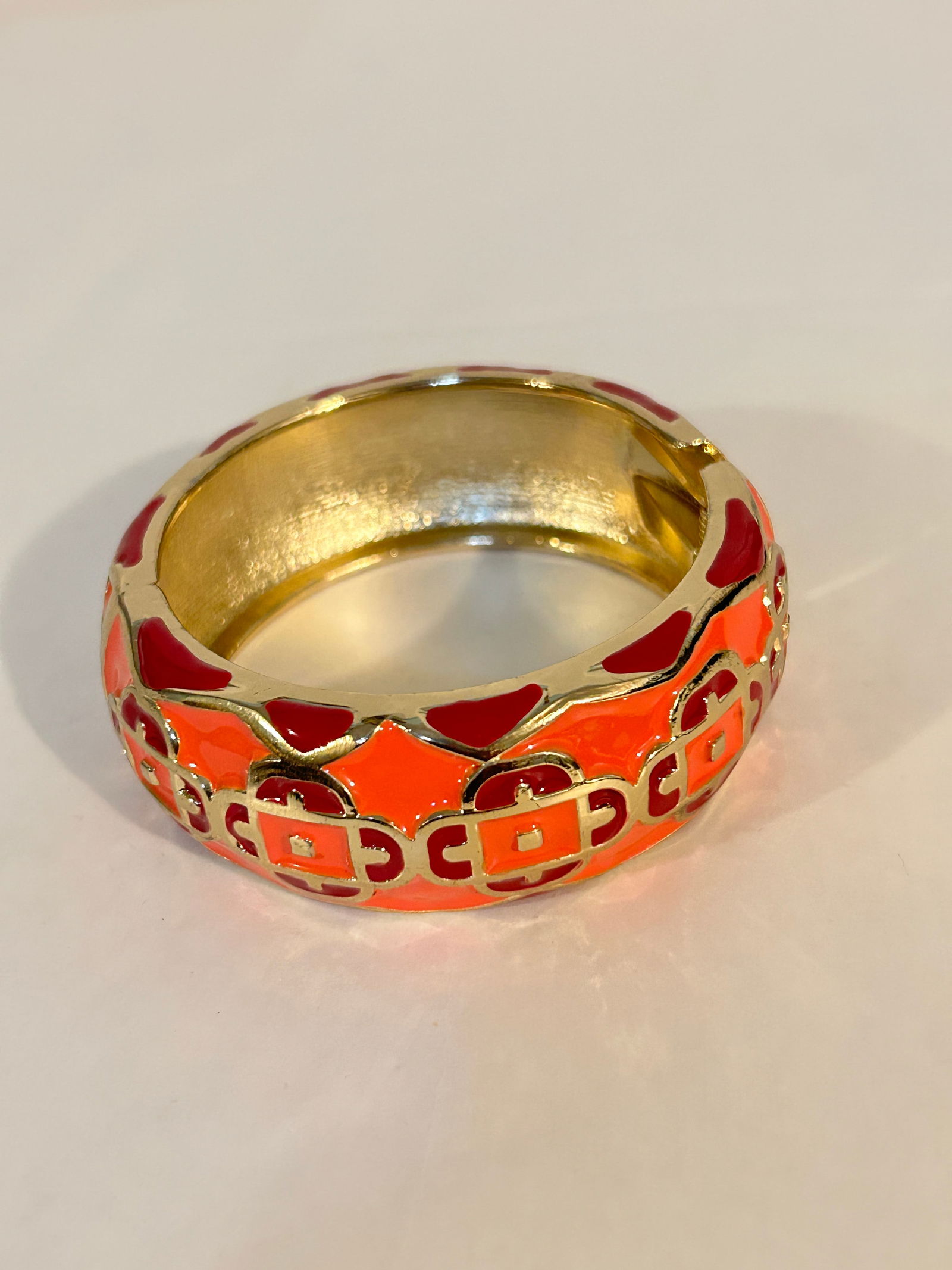 Vintage pink/red enamel hinged Bracelet Sz 7 (1 of 4)