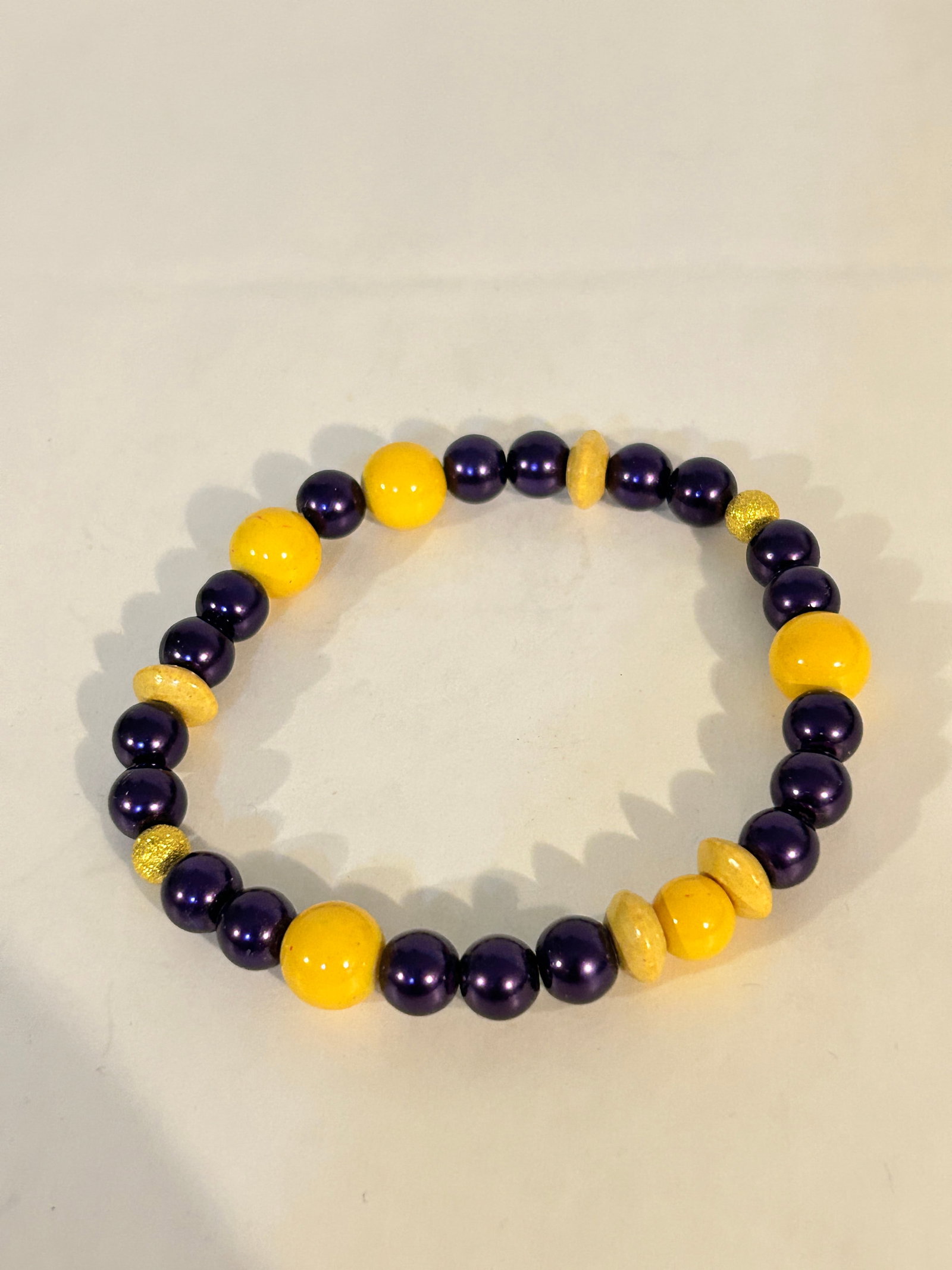 Vintage yellow & lavinder beaded stretch Bracelet: Vintage yellow & lavinder beaded stretch Bracelet Please view all photos as they are part of the description and condition of this Item, Feel free to contact me with questions or picture requests! Use
