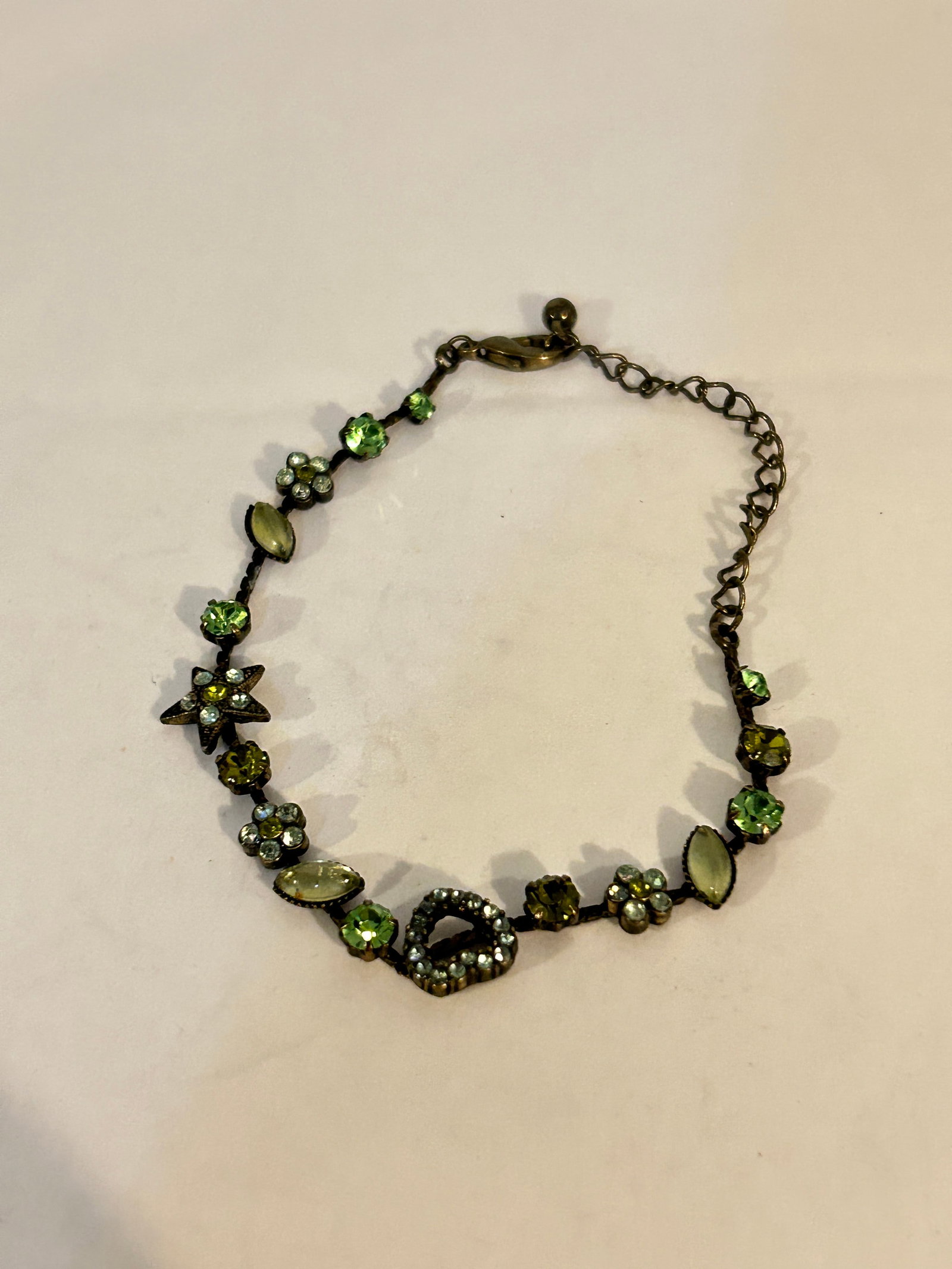Vintage old green rhinestone Bracelet Sz 7: Vintage old green rhinestone Bracelet Sz 7 Please view all photos as they are part of the description and condition of this Item, Feel free to contact me with questions or picture requests! Used Item 