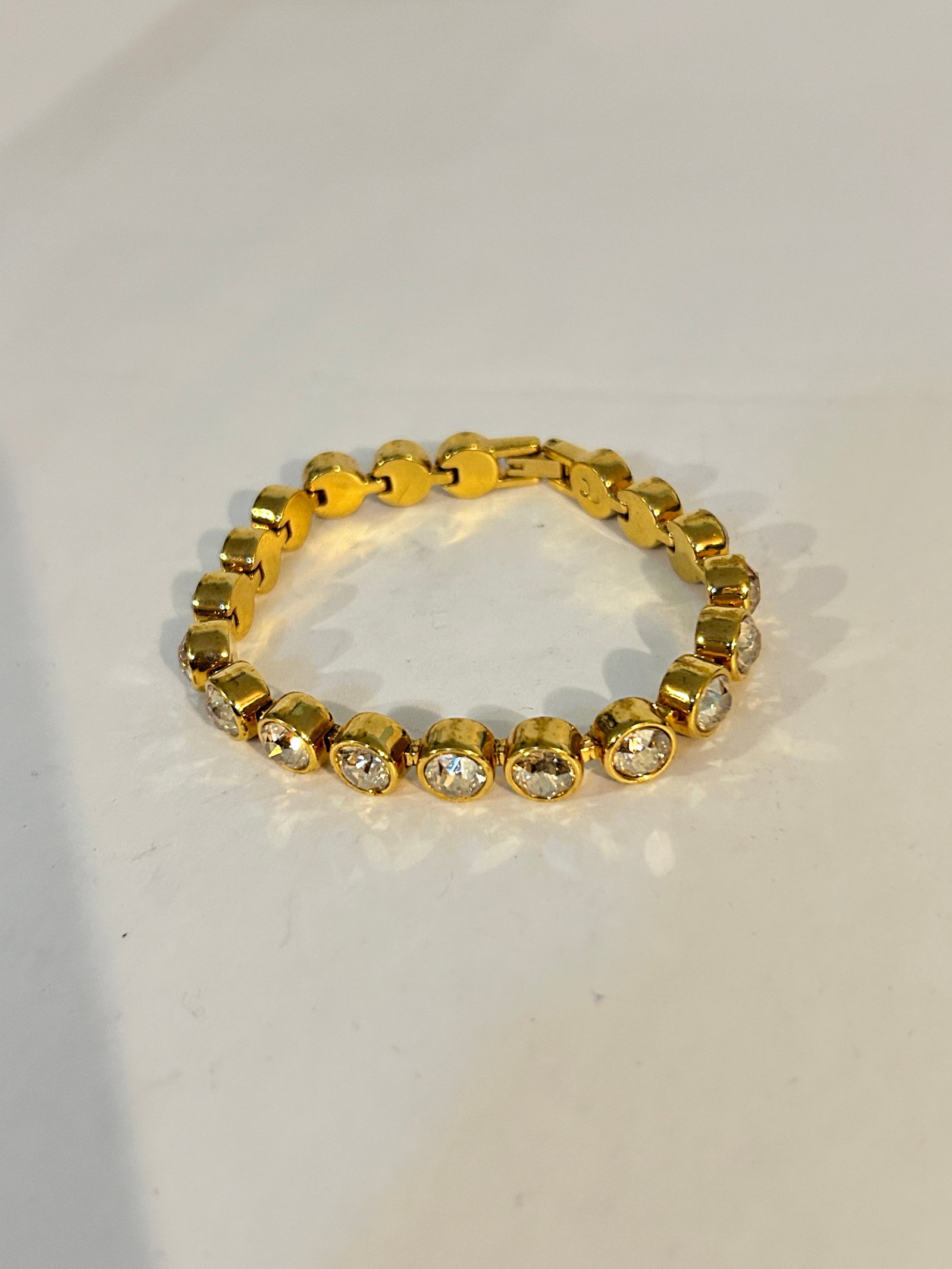 Vintage Swarovski Crystal gold tone Bracelet Sz 7: Vintage Swarovski Crystal gold tone Bracelet Sz 7 Please view all photos as they are part of the description and condition of this Item, Feel free to contact me with questions or picture requests! Use