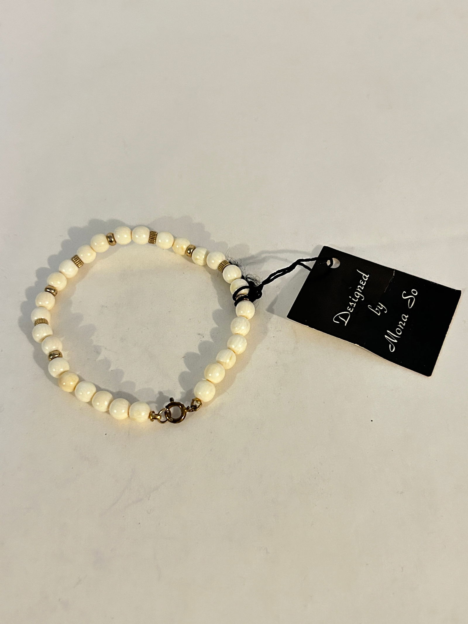 Vintage Mona So white beaded Bracelet Sz 7 (1 of 3)