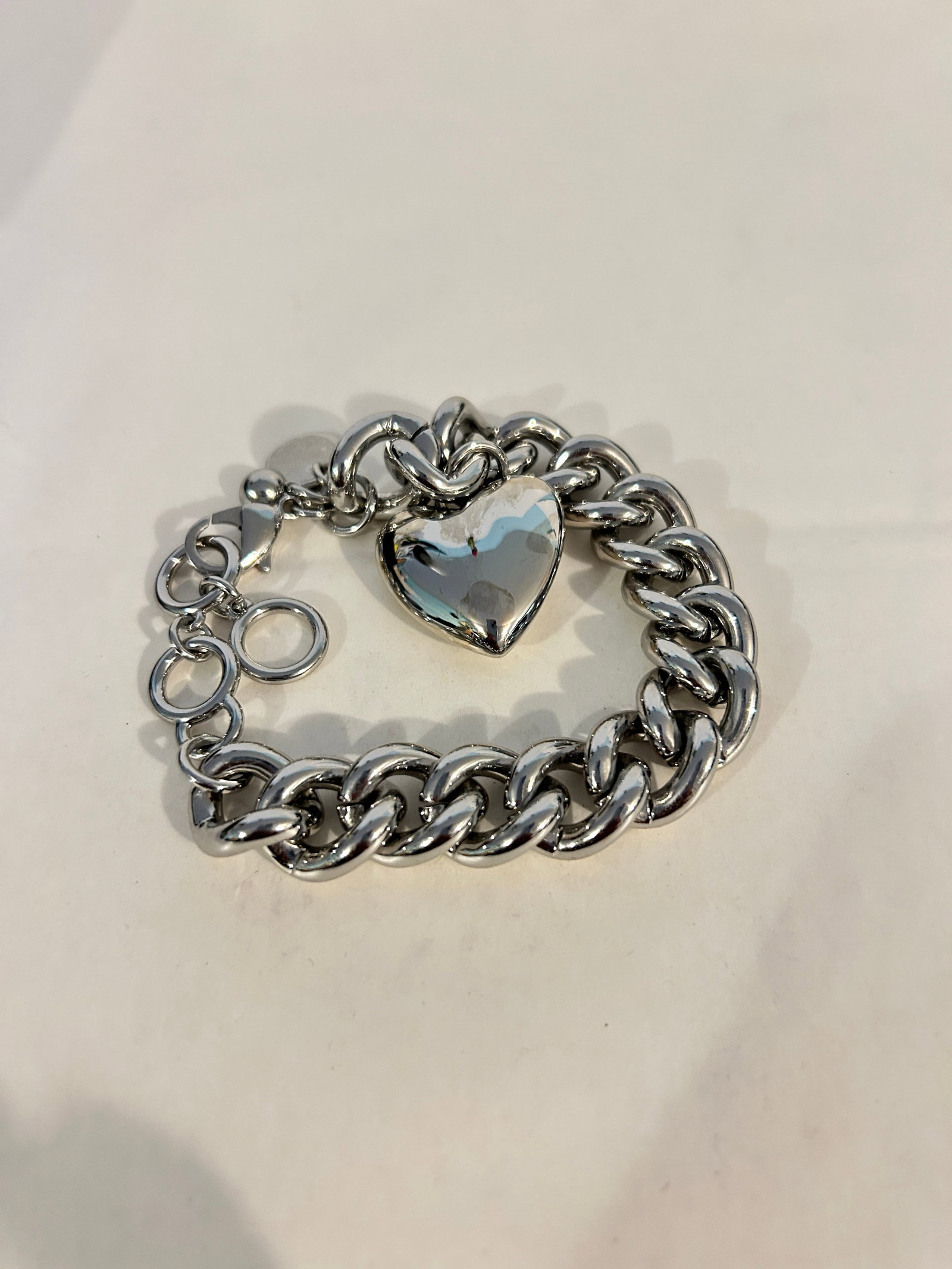 Vintage Chicos heart heavy chain Bracelet Sz 8: Vintage Chicos heart heavy chain Bracelet Sz 8 Please view all photos as they are part of the description and condition of this Item, Feel free to contact me with questions or picture requests! Used I