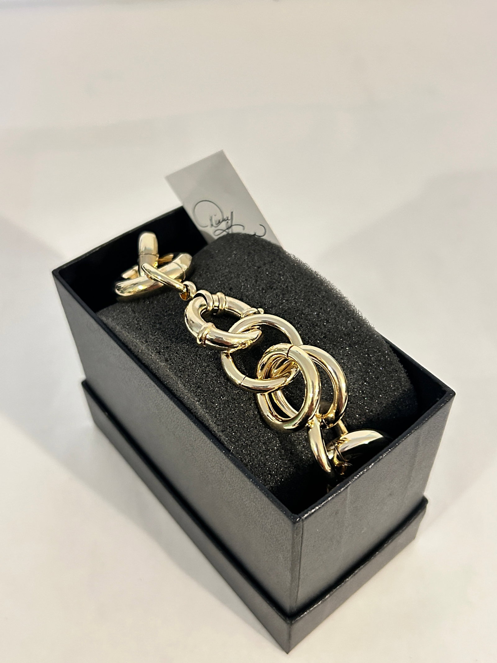 Vintage diane gilman watch Bracelet Sz 9: Vintage diane gilman watch Bracelet Sz 9 Please view all photos as they are part of the description and condition of this Item, Feel free to contact me with questions or picture requests! Used Item AS