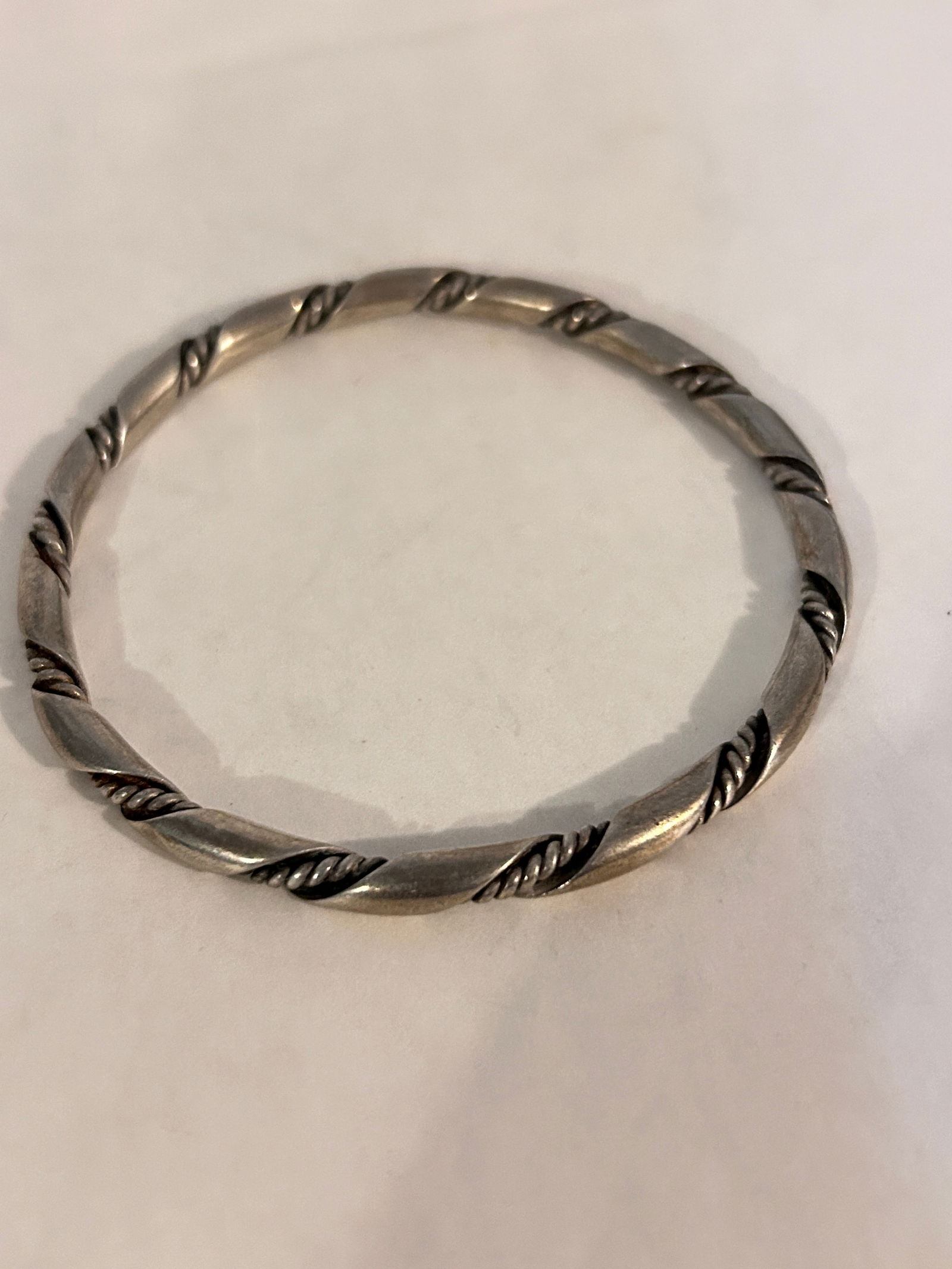 Vintage Sterling Silver bangle Bracelet 22 grams Sz 7: Vintage Sterling Silver bangle Bracelet 22 grams Sz 7 Please view all photos as they are part of the description and condition of this Item, Feel free to contact me with questions or picture requests!