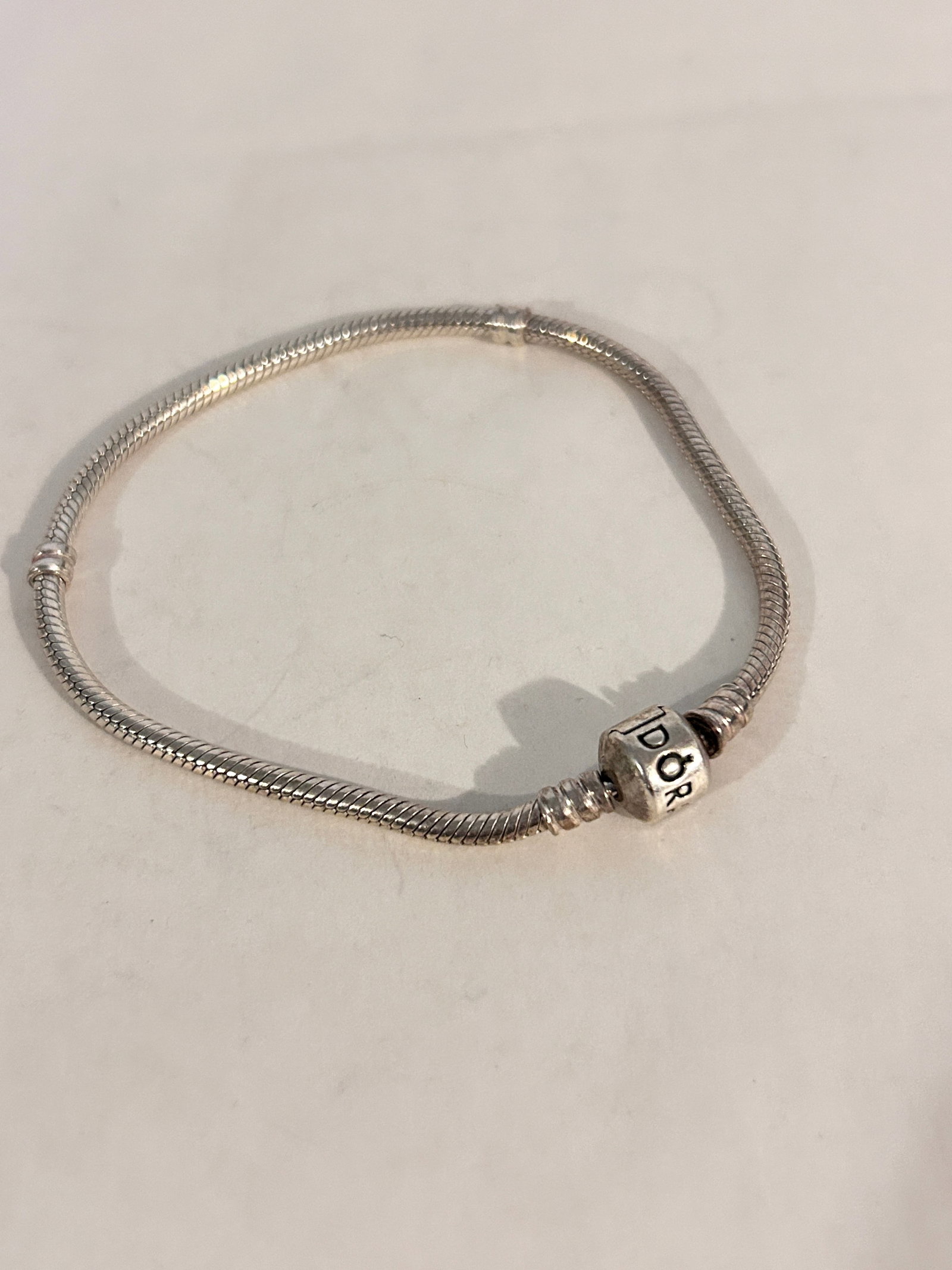 Vintage Sterling Silver Pandora Bracelet Sz 8: Vintage Sterling Silver Pandora Bracelet Sz 8 Please view all photos as they are part of the description and condition of this Item, Feel free to contact me with questions or picture requests! Used It