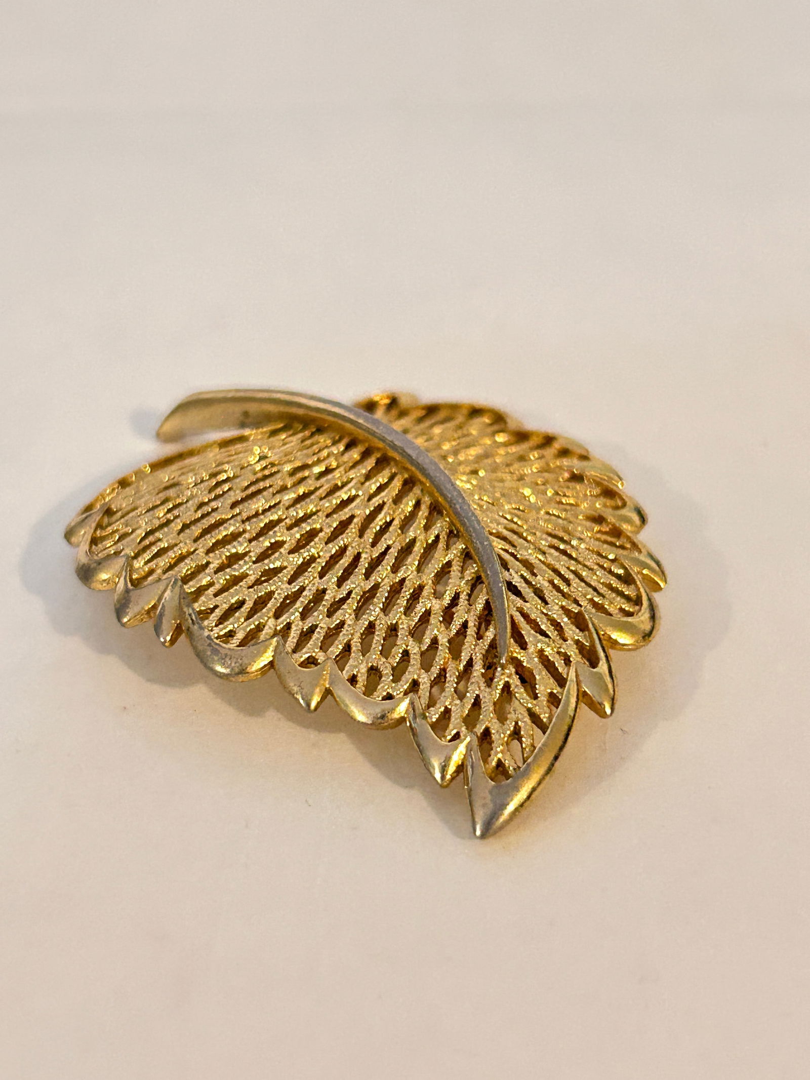 Vintage monet gold tone leaf Brooch: Vintage monet gold tone leaf Brooch Please view all photos as they are part of the description and condition of this Item, Feel free to contact me with questions or picture requests! Used Item AS IS