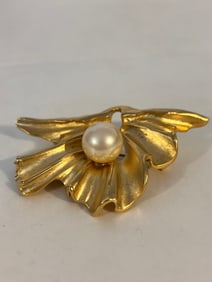Vintage rhinestone gold tone pearl floral Brooch