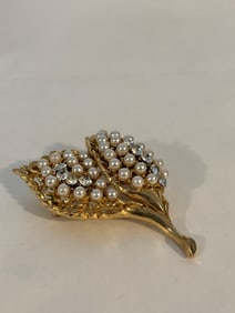Vintage rhinestone pearl leaf gold tone Brooch