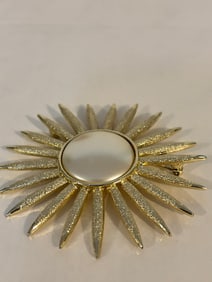 Vintage gold tone flower Brooch