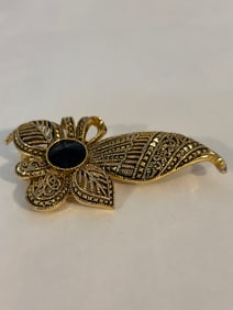 Vintage gold tone floral filigree Brooch