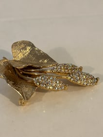 Vintage gold tone flower rhineston Brooch
