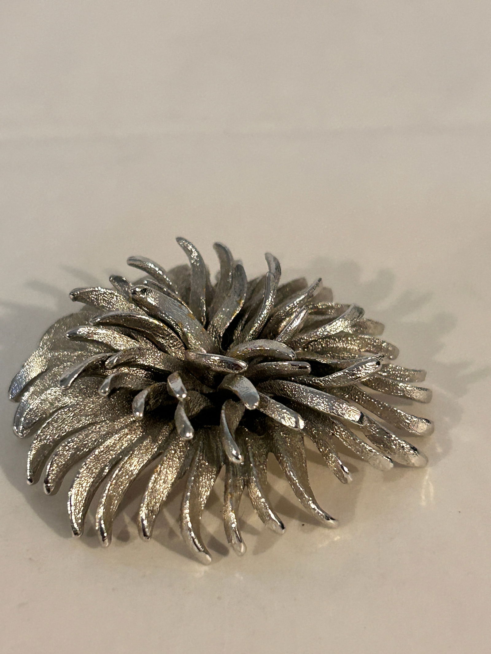 Vintage Monet flower silver tone Brooch: Vintage Monet flower silver tone Brooch Please view all photos as they are part of the description and condition of this Item, Feel free to contact me with questions or picture requests! Used Item AS