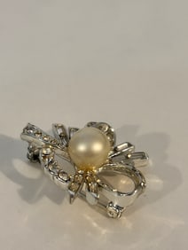 Vintage rhinestone floral Brooch
