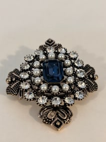 Vintage rhinestone elegant Brooch