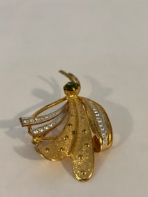 Vintage gold tone rhinestone Brooch