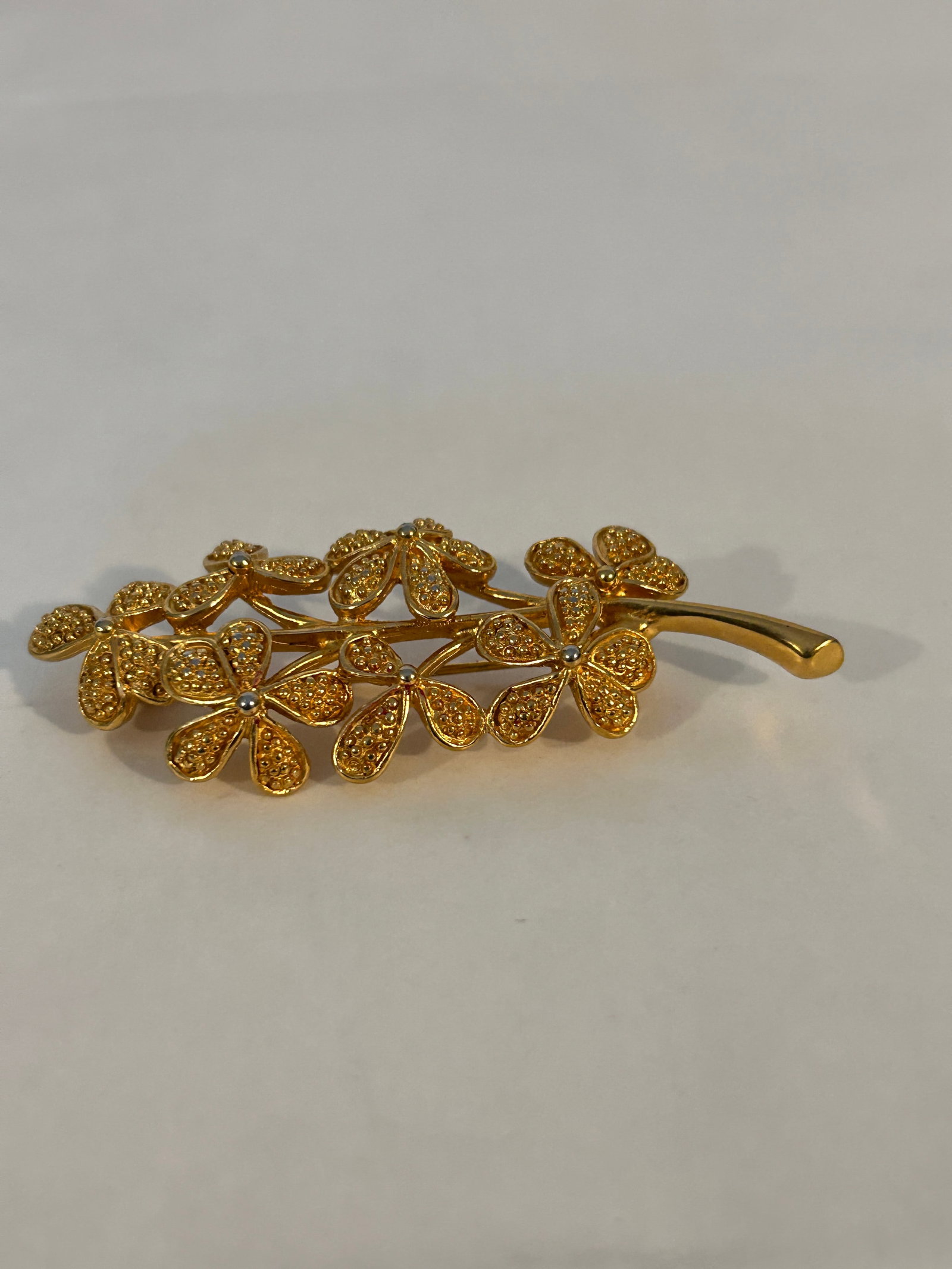 Vintage Monet gold tone flower Brooch: Vintage Monet gold tone flower Brooch Please view all photos as they are part of the description and condition of this Item, Feel free to contact me with questions or picture requests! Used Item AS IS