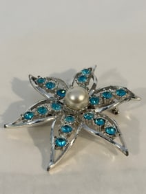 Vintage blue rhinestone flower Brooch