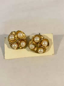 Vintage Japan gold tone pearl screw back Earrings