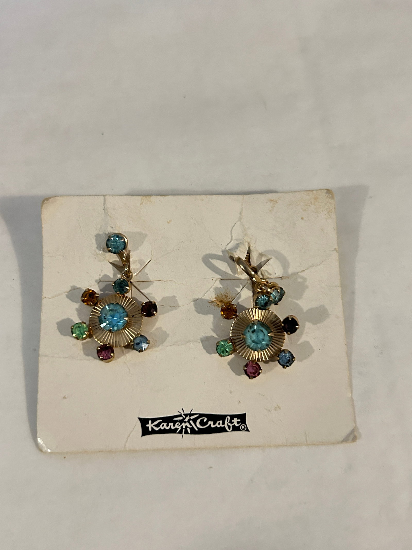 Vintage gold tone rhinestone screw back Earrings: Vintage gold tone rhinestone screw back Earrings Please view all photos as they are part of the description and condition of this Item, Feel free to contact me with questions or picture requests! Used