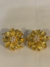 Vintage gold tone floral Earrings
