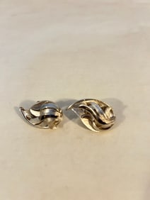 Vintage Trifari silver tone clip on Earrings