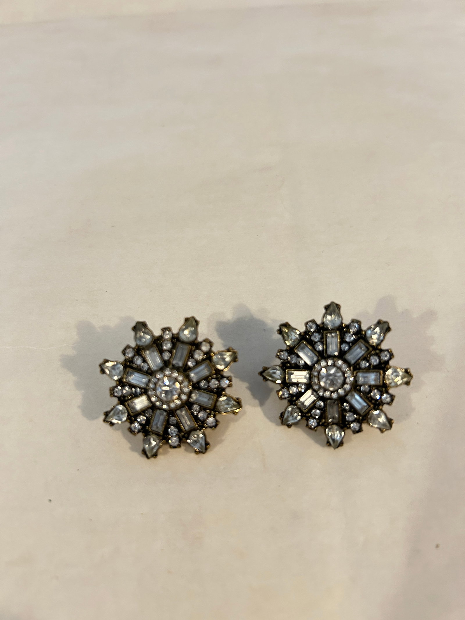 Baublebar Vintage Vibrant Rhinestone Earrings: Baublebar Vintage Vibrant Rhinestone Earrings Please view all photos as they are part of the description and condition of this Item, Feel free to contact me with questions or picture requests! Used It