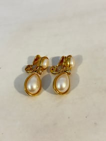 Vintage Monet pearl gold tone Earrings