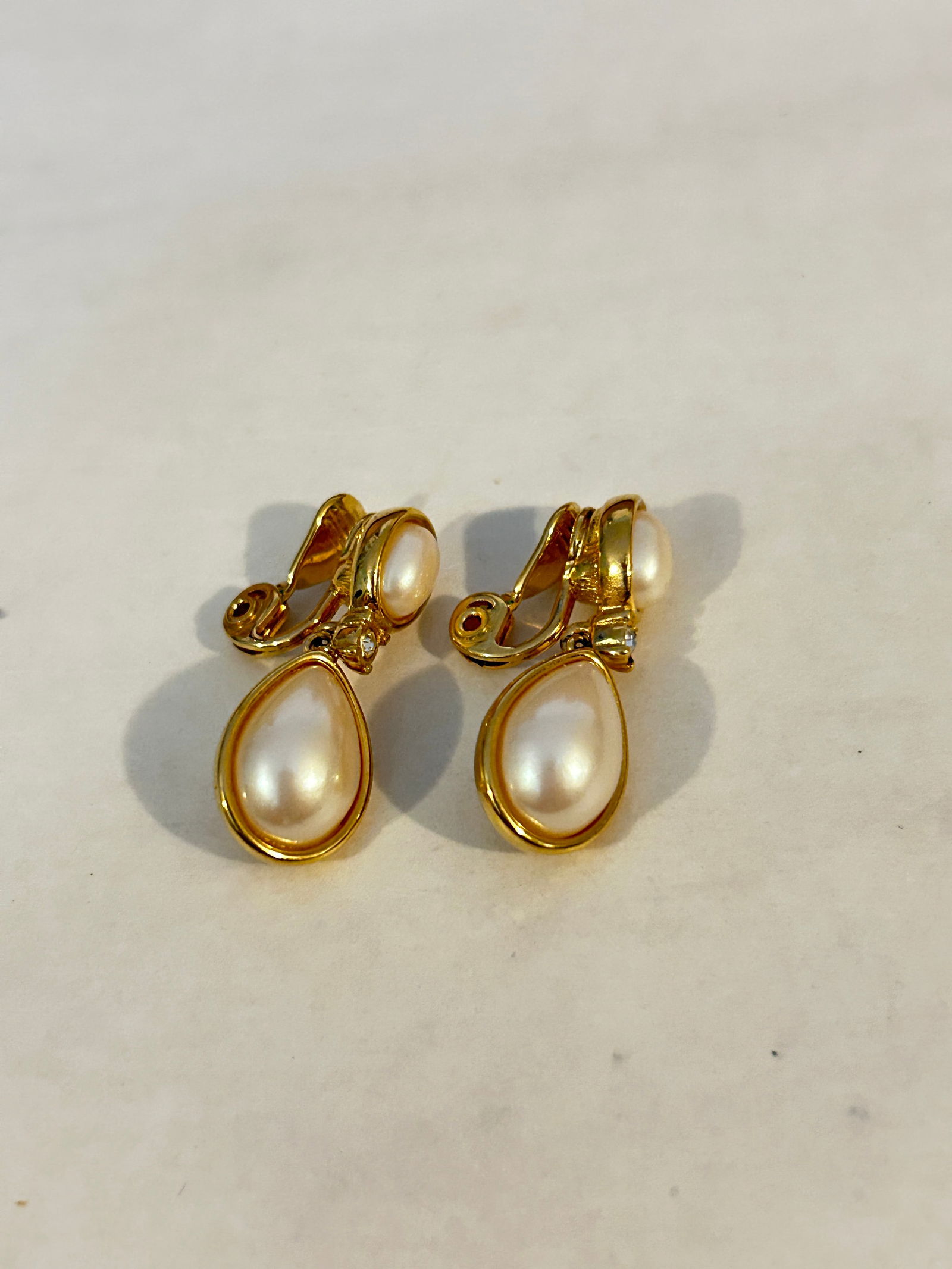 Vintage Monet pearl gold tone Earrings: Vintage Monet pearl gold tone Earrings Please view all photos as they are part of the description and condition of this Item, Feel free to contact me with questions or picture requests! Used Item AS I