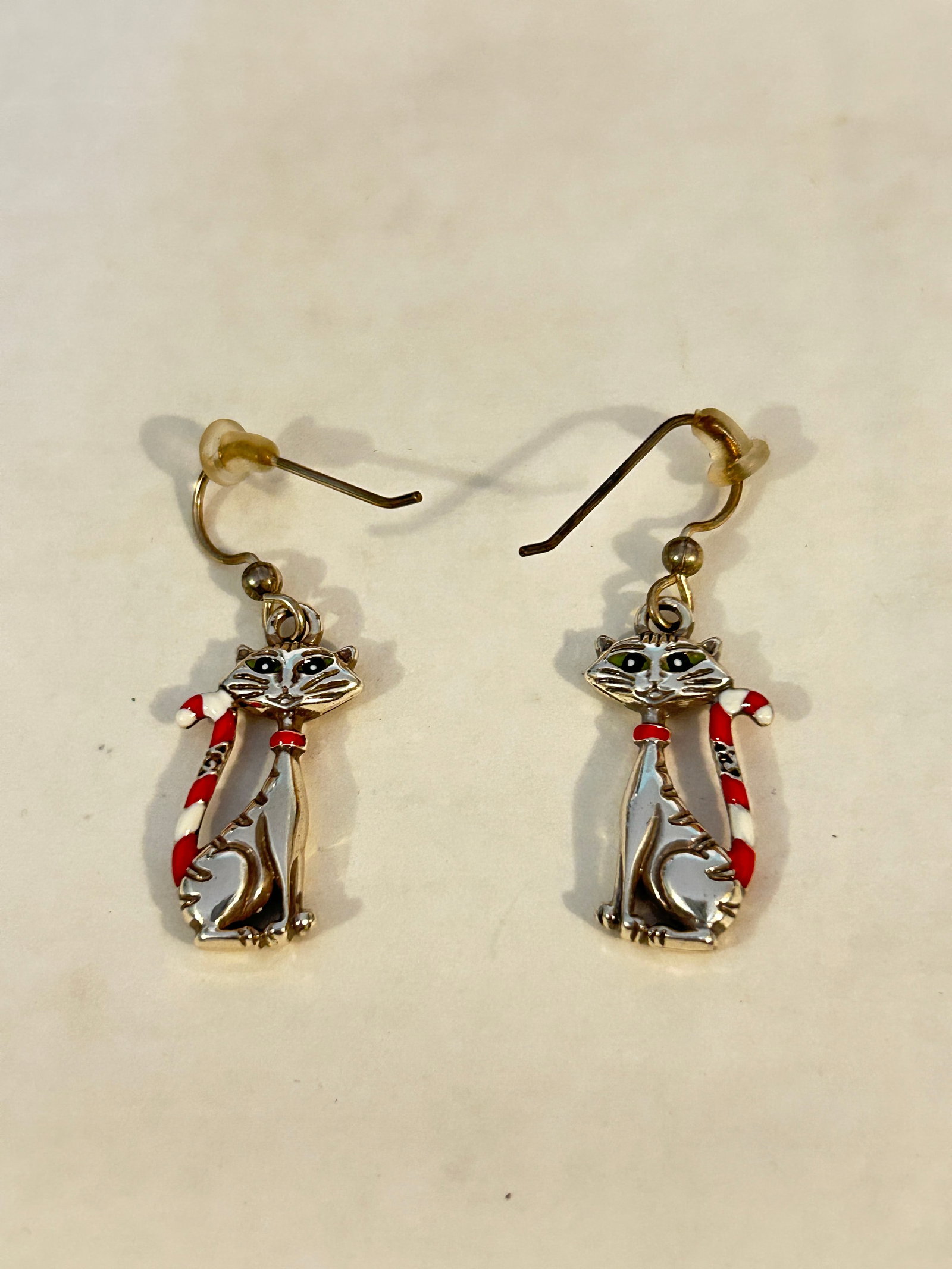 Vintage Cat dangle Earrings: Vintage Cat dangle Earrings Please view all photos as they are part of the description and condition of this Item, Feel free to contact me with questions or picture requests! Used Item AS IS